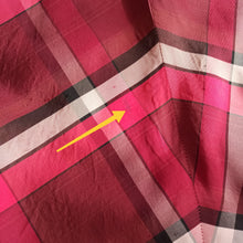 Laden Sie das Bild in den Galerie-Viewer, 1940s - Stunning Burgundy Plaid Satin Dress - W28 (72cm)
