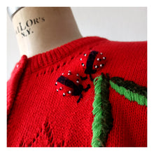 Carica l'immagine nel visualizzatore di Gallery, 80s does 50s - RENÉ DERHY, France - Red Ladybugs Cardigan - Sz. S/M