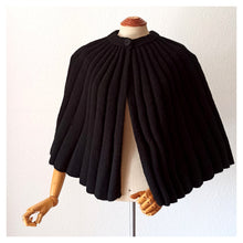 Laden Sie das Bild in den Galerie-Viewer, 1940s 1950s - Superb Black Accordion Wool Cape