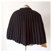 Laden Sie das Bild in den Galerie-Viewer, 1940s 1950s - Superb Black Accordion Wool Cape