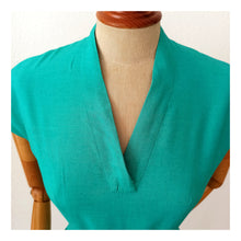Charger l'image dans la galerie, 1950s - Stunning Green Rayon Dress - W24.5 (62cm)
