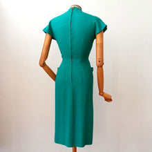 Charger l'image dans la galerie, 1950s - Stunning Green Rayon Dress - W24.5 (62cm)