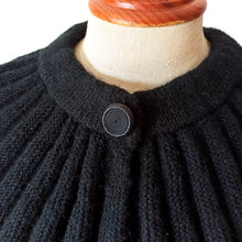 Laden Sie das Bild in den Galerie-Viewer, 1940s 1950s - Superb Black Accordion Wool Cape