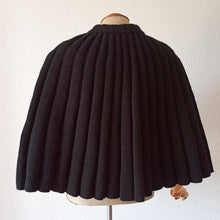 Laden Sie das Bild in den Galerie-Viewer, 1940s 1950s - Superb Black Accordion Wool Cape