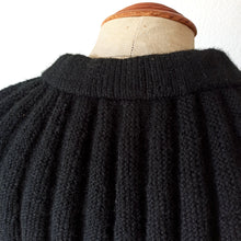 Laden Sie das Bild in den Galerie-Viewer, 1940s 1950s - Superb Black Accordion Wool Cape