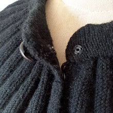 Laden Sie das Bild in den Galerie-Viewer, 1940s 1950s - Superb Black Accordion Wool Cape