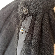 Laden Sie das Bild in den Galerie-Viewer, 1940s 1950s - Superb Black Accordion Wool Cape