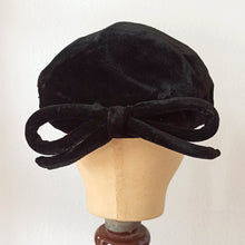 Load image into Gallery viewer, 1950s - Elegant Black Velvet Half Hat