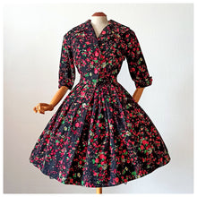Charger l'image dans la galerie, 1950s - Stunning Black Roseprint Dress - W28 (72cm)