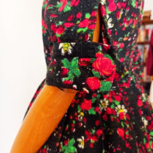 Charger l'image dans la galerie, 1950s - Stunning Black Roseprint Dress - W28 (72cm)