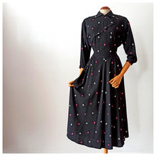 Cargar imagen en el visor de la galería, 1940s - GIRLY, USA - Spectacular Gab Wool Dress - W29 (74cm)
