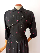 Cargar imagen en el visor de la galería, 1940s - GIRLY, USA - Spectacular Gab Wool Dress - W29 (74cm)