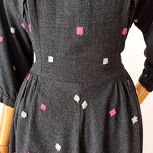 Cargar imagen en el visor de la galería, 1940s - GIRLY, USA - Spectacular Gab Wool Dress - W29 (74cm)