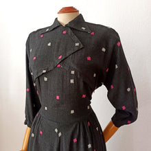 Cargar imagen en el visor de la galería, 1940s - GIRLY, USA - Spectacular Gab Wool Dress - W29 (74cm)