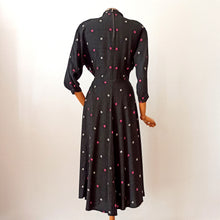 Cargar imagen en el visor de la galería, 1940s - GIRLY, USA - Spectacular Gab Wool Dress - W29 (74cm)