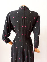 Cargar imagen en el visor de la galería, 1940s - GIRLY, USA - Spectacular Gab Wool Dress - W29 (74cm)