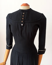 Charger l'image dans la galerie, 1940s 1950s - Superb Black Gabardine Accordion Skirt Dress - W29 (74cm)