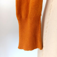 Cargar imagen en el visor de la galería, 1950s - BRAEMAR, Scotland - Precious Safety Orange Cashmere Twin Set