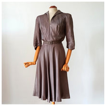 Laden Sie das Bild in den Galerie-Viewer, 1940s - Elegant Antique Pink Striped Dress - W28 (70cm)