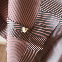 Laden Sie das Bild in den Galerie-Viewer, 1940s - Elegant Antique Pink Striped Dress - W28 (70cm)