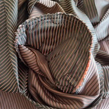 Laden Sie das Bild in den Galerie-Viewer, 1940s - Elegant Antique Pink Striped Dress - W28 (70cm)