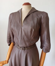 Laden Sie das Bild in den Galerie-Viewer, 1940s - Elegant Antique Pink Striped Dress - W28 (70cm)