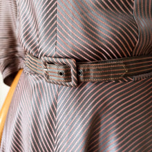Laden Sie das Bild in den Galerie-Viewer, 1940s - Elegant Antique Pink Striped Dress - W28 (70cm)