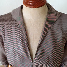 Laden Sie das Bild in den Galerie-Viewer, 1940s - Elegant Antique Pink Striped Dress - W28 (70cm)