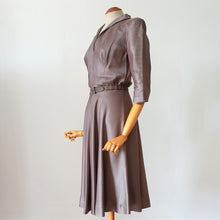 Laden Sie das Bild in den Galerie-Viewer, 1940s - Elegant Antique Pink Striped Dress - W28 (70cm)