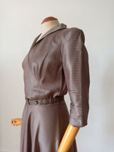 Laden Sie das Bild in den Galerie-Viewer, 1940s - Elegant Antique Pink Striped Dress - W28 (70cm)