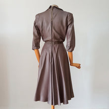 Laden Sie das Bild in den Galerie-Viewer, 1940s - Elegant Antique Pink Striped Dress - W28 (70cm)