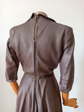 Laden Sie das Bild in den Galerie-Viewer, 1940s - Elegant Antique Pink Striped Dress - W28 (70cm)