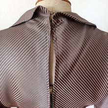 Laden Sie das Bild in den Galerie-Viewer, 1940s - Elegant Antique Pink Striped Dress - W28 (70cm)