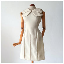 Laden Sie das Bild in den Galerie-Viewer, 1960s - Unique Design French Couture Wool Dress - W25 (64cm)