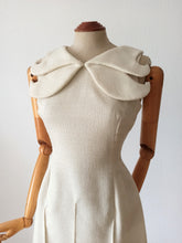 Laden Sie das Bild in den Galerie-Viewer, 1960s - Unique Design French Couture Wool Dress - W25 (64cm)