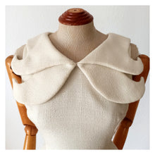 Laden Sie das Bild in den Galerie-Viewer, 1960s - Unique Design French Couture Wool Dress - W25 (64cm)