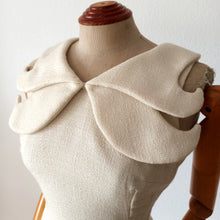 Laden Sie das Bild in den Galerie-Viewer, 1960s - Unique Design French Couture Wool Dress - W25 (64cm)