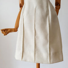 Laden Sie das Bild in den Galerie-Viewer, 1960s - Unique Design French Couture Wool Dress - W25 (64cm)