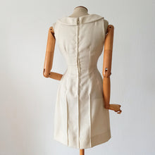 Laden Sie das Bild in den Galerie-Viewer, 1960s - Unique Design French Couture Wool Dress - W25 (64cm)