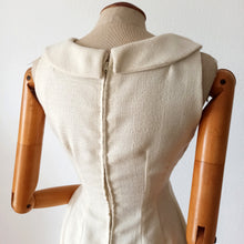 Laden Sie das Bild in den Galerie-Viewer, 1960s - Unique Design French Couture Wool Dress - W25 (64cm)