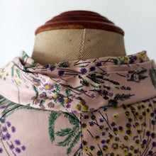 Cargar imagen en el visor de la galería, 1940s 1950s - Adorable Pink Floral Cotton Blouse - W30 (76cm)