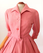 Cargar imagen en el visor de la galería, 1940s 1950s - Adorable Padded Shoulders Pink Wool Dress - W27 (68.5cm)