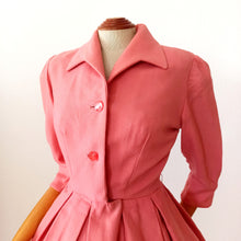 Cargar imagen en el visor de la galería, 1940s 1950s - Adorable Padded Shoulders Pink Wool Dress - W27 (68.5cm)