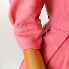 Cargar imagen en el visor de la galería, 1940s 1950s - Adorable Padded Shoulders Pink Wool Dress - W27 (68.5cm)