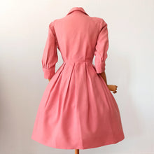 Cargar imagen en el visor de la galería, 1940s 1950s - Adorable Padded Shoulders Pink Wool Dress - W27 (68.5cm)
