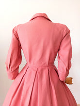 Cargar imagen en el visor de la galería, 1940s 1950s - Adorable Padded Shoulders Pink Wool Dress - W27 (68.5cm)