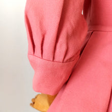 Cargar imagen en el visor de la galería, 1940s 1950s - Adorable Padded Shoulders Pink Wool Dress - W27 (68.5cm)