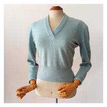Laden Sie das Bild in den Galerie-Viewer, 1950s - LENNOX, Scotland - AS IS! - Baby Blue Cashmere Sweater - W29/34 (78/86cm)