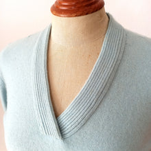 Laden Sie das Bild in den Galerie-Viewer, 1950s - LENNOX, Scotland - AS IS! - Baby Blue Cashmere Sweater - W29/34 (78/86cm)