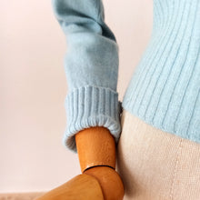Laden Sie das Bild in den Galerie-Viewer, 1950s - LENNOX, Scotland - AS IS! - Baby Blue Cashmere Sweater - W29/34 (78/86cm)